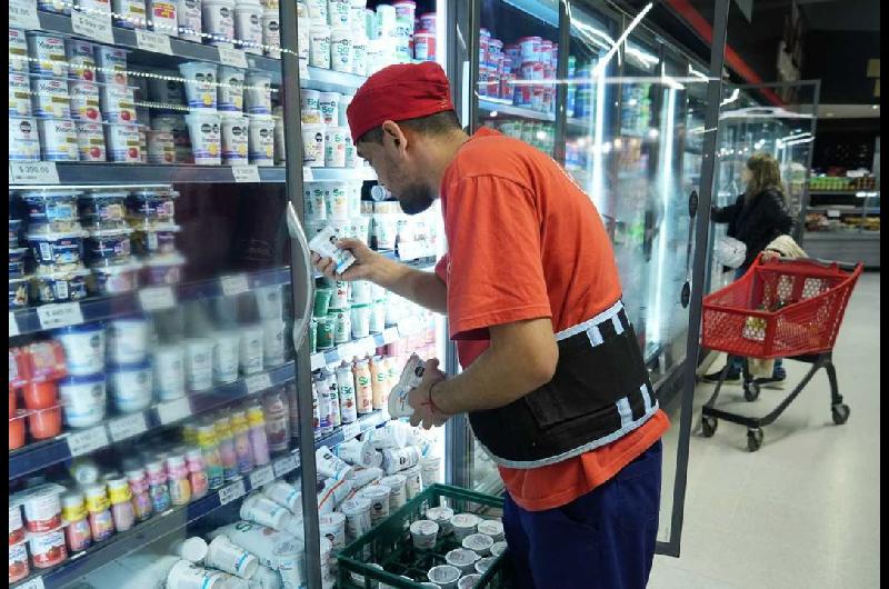 Por la suba del doacutelar las alimenticias empezaron a remarcar y piden subas de hasta el 8-en-porciento-