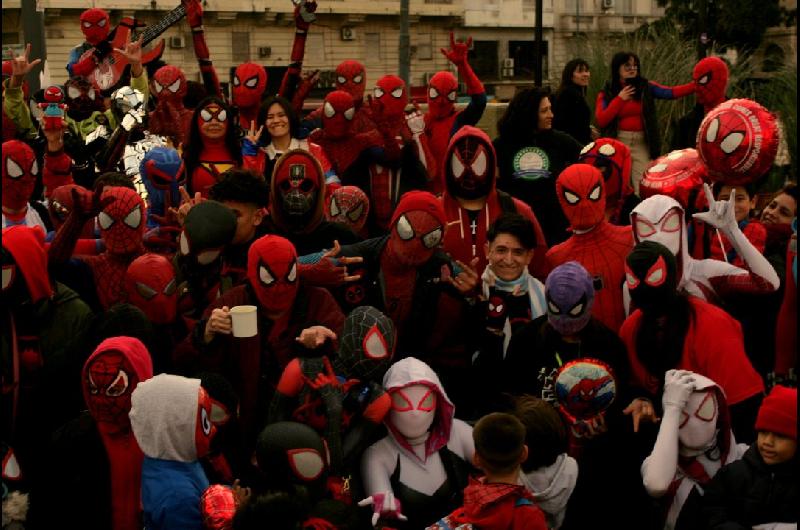 Volvioacute la juntada de fans del miacutetico superheacuteroe Spider-Man es en Villa Crespo y sigue el saacutebado