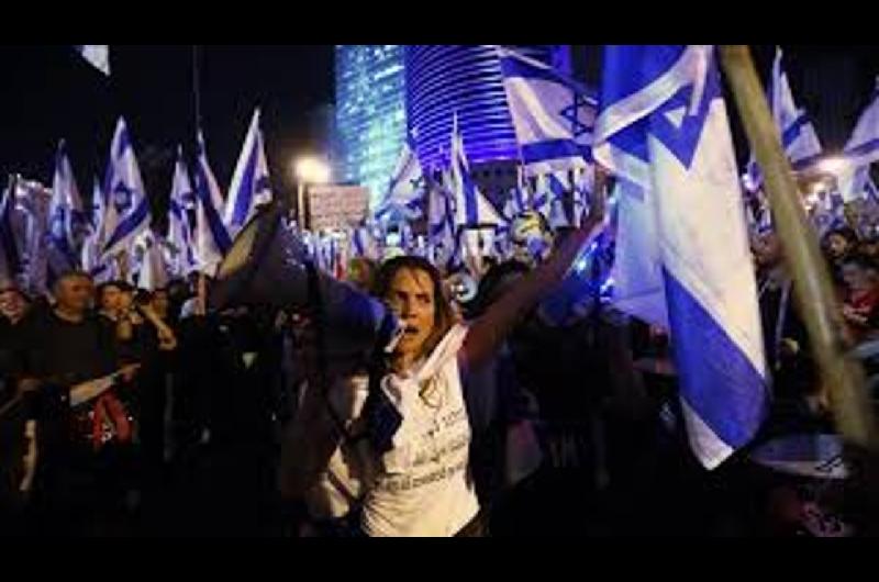 Familias de rehenes protestaron en Tel Aviv durante la visita del enviado estadounidense