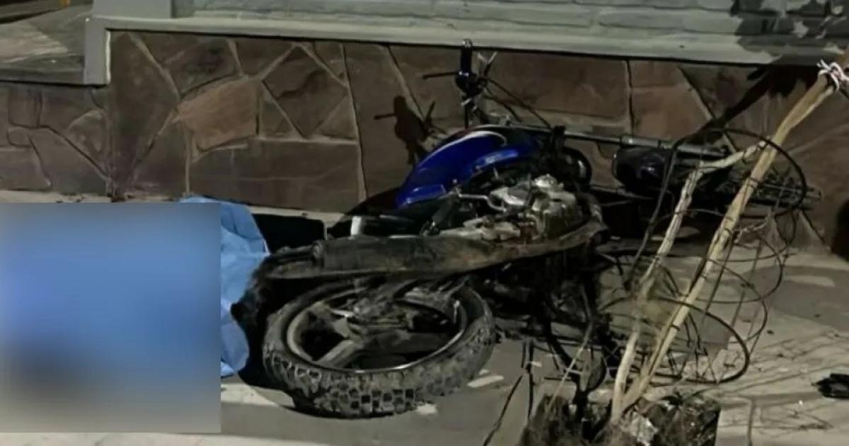 Joven motociclista derrapoacute chocoacute contra una pared y murioacute en Monterrico