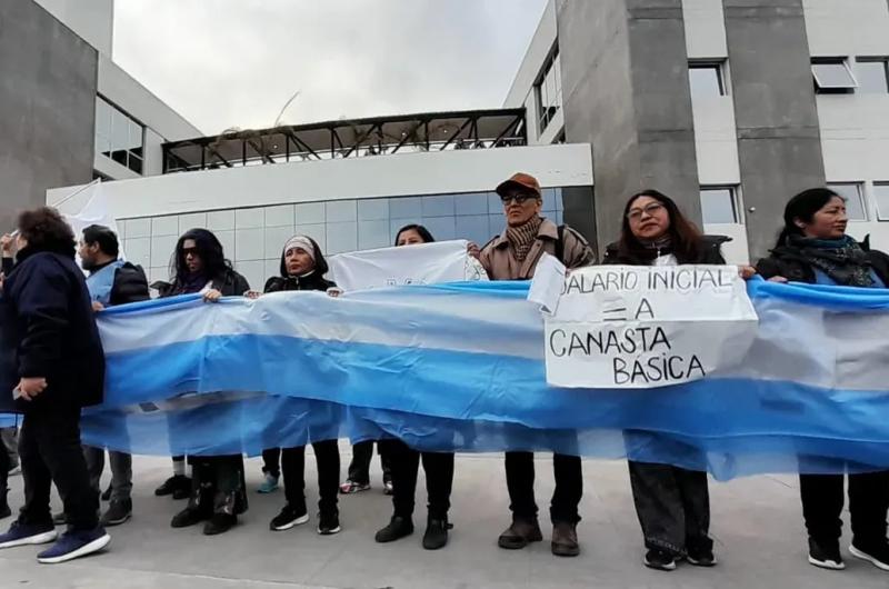 Docentes endurecen su reclamo en busca de repuestas