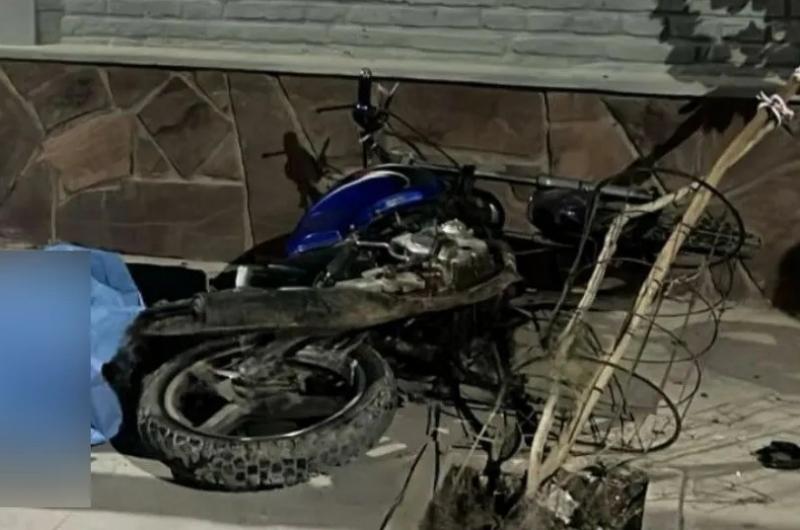 Joven motociclista derrapoacute chocoacute contra una pared y murioacute en Monterrico