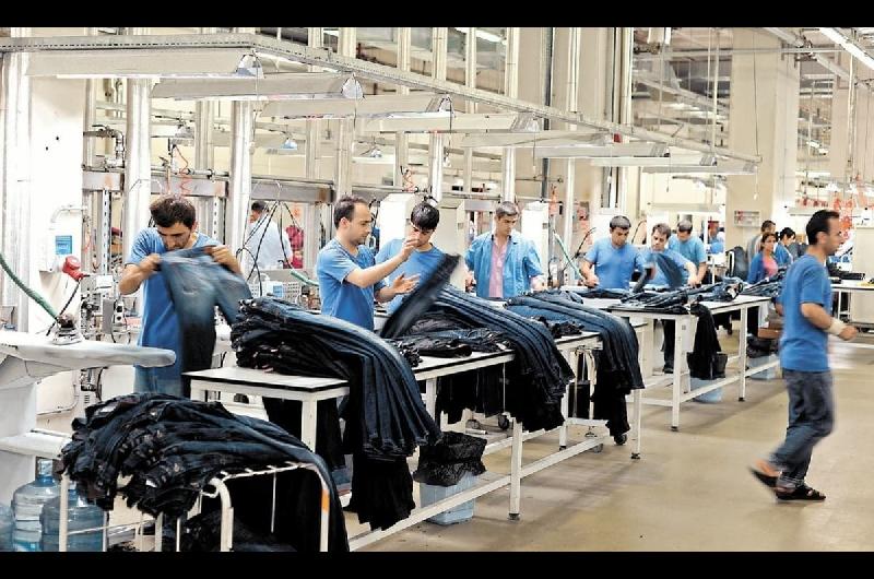 Estamos en una maratoacuten con el paiacutes en crisis- la dura radiografiacutea del sector textil