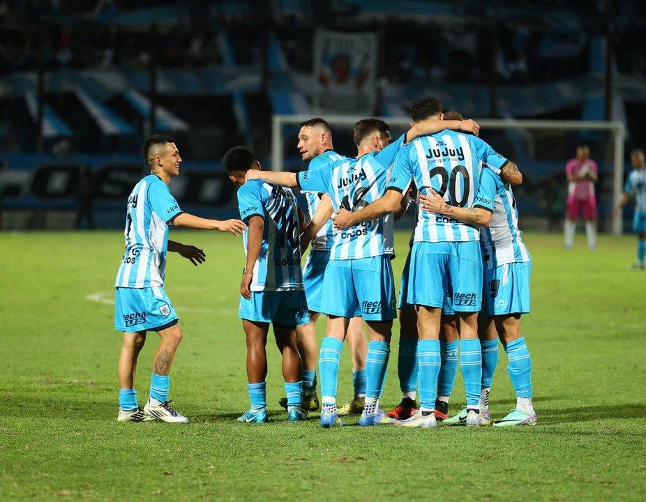 Gimnasia de Jujuy goleoacute a Coloacuten y volvioacute a liderar la zona B de la Primera Nacional
