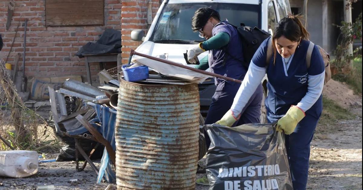 Tareas de descacharrado para prevenir casos de dengue