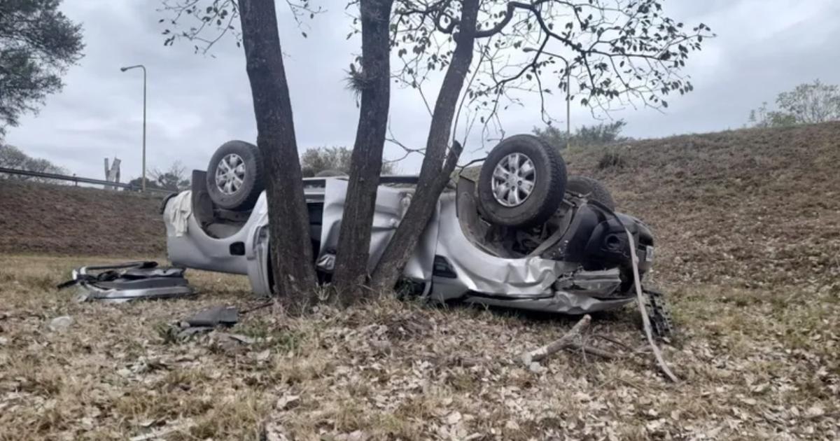 Una camioneta volcoacute en el acceso sur 