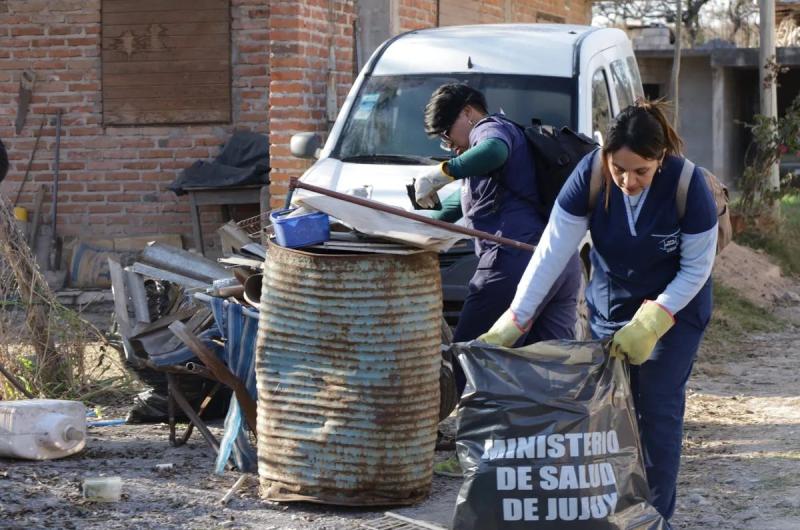 Tareas de descacharrado para prevenir casos de dengue