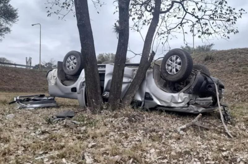 Una camioneta volcoacute en el acceso sur 