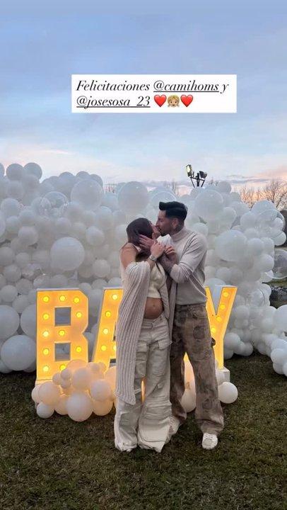 Cami Homs y Joseacute Sosa revelaron el geacutenero de su bebeacute con una emotiva fiesta 