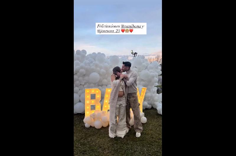 Cami Homs y Joseacute Sosa revelaron el geacutenero de su bebeacute con una emotiva fiesta 