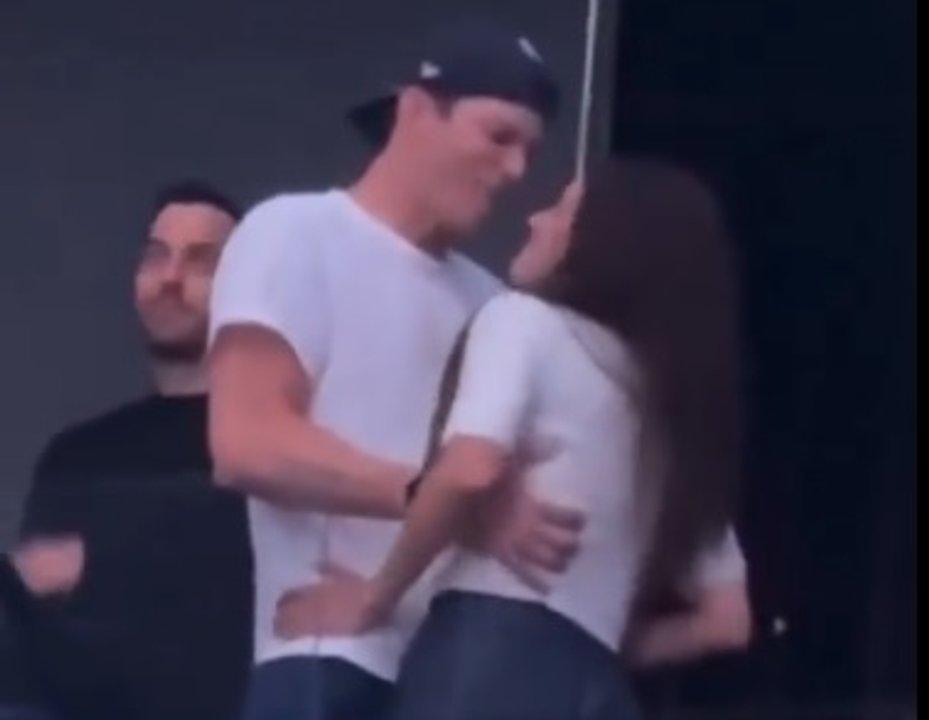 El video de Ashton Kutcher y Mila Kunis en el show de los Backstreet Boys