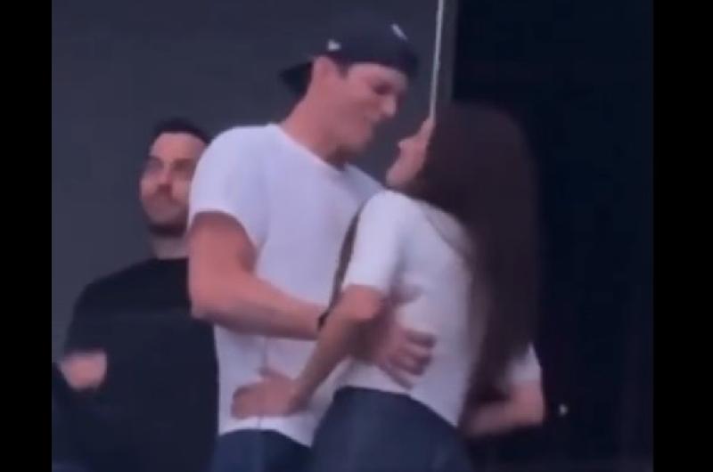 El video de Ashton Kutcher y Mila Kunis en el show de los Backstreet Boys