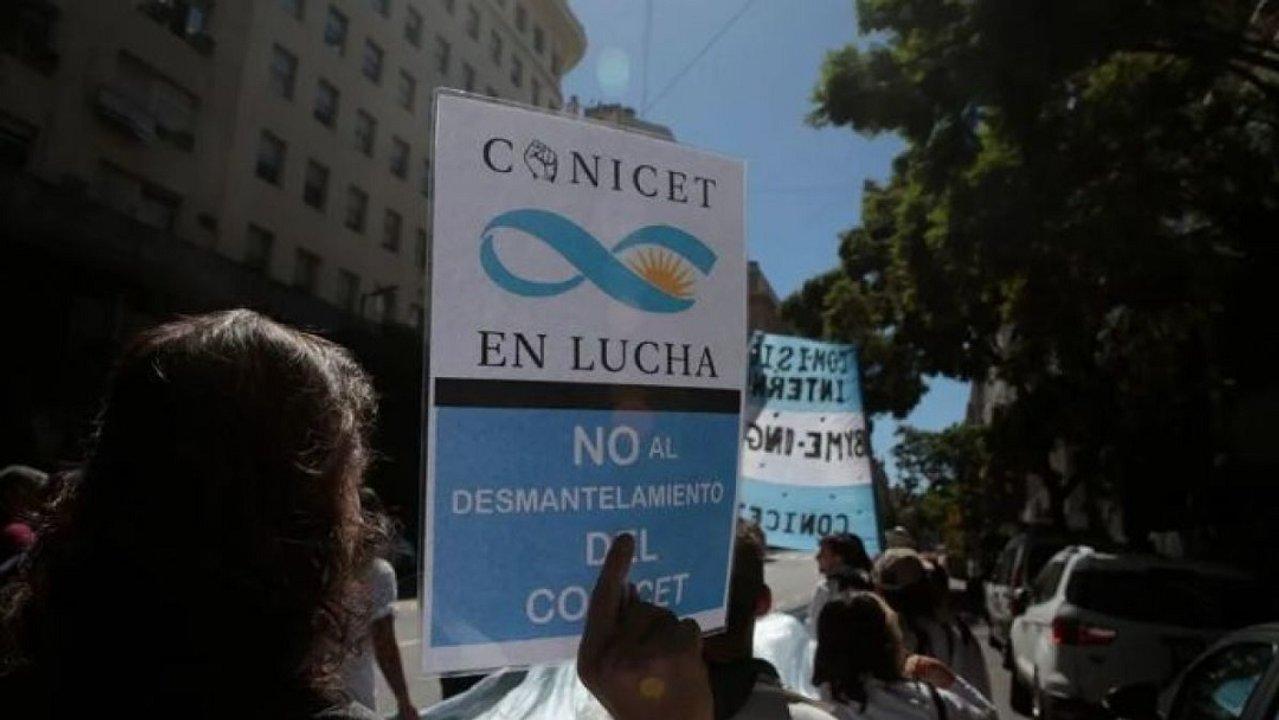 En medio del furor por el streaming trabajadores del CONICET paran por 48 horas con acampe y movilizacioacuten