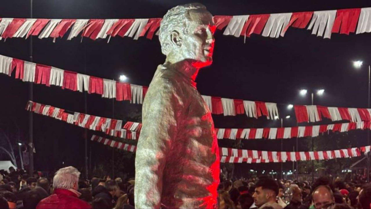 El emotivo reencuentro de dos leyendas- Estudiantes inauguroacute la estatua de Zubeldiacutea al lado de la de Bilardo