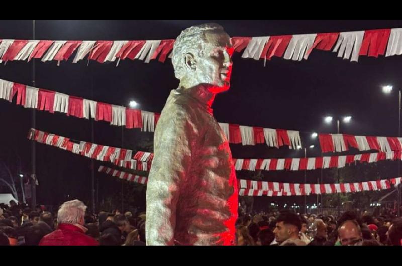 El emotivo reencuentro de dos leyendas- Estudiantes inauguroacute la estatua de Zubeldiacutea al lado de la de Bilardo