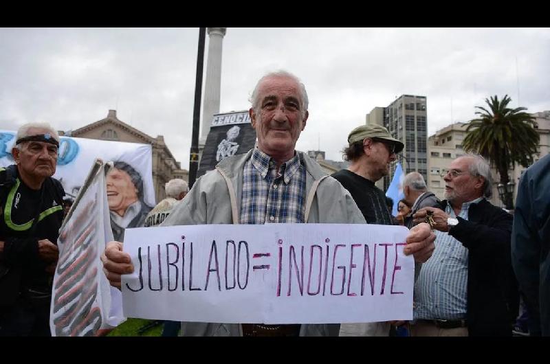 Marcha atraacutes de la oposicioacuten- Milei vetoacute la ley de jubilados y ahora no tienen los votos para insistir