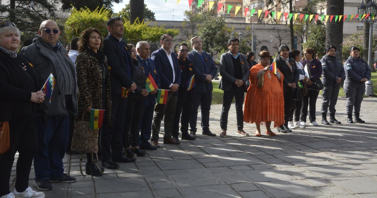 Realizaron acto para conmemorar bicentenario de la independencia de Bolivia