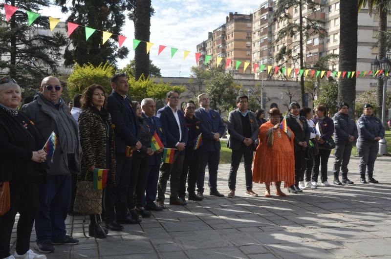 Realizaron acto para conmemorar bicentenario de la independencia de Bolivia