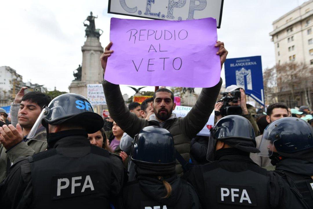 Veto a la Ley de Emergencia en Discapacidad- organizaciones se manifiestan en el Congreso