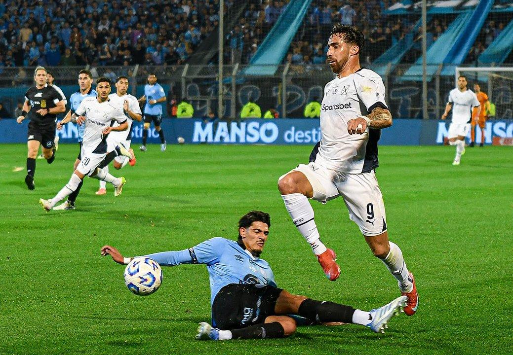 Independiente cerroacute como refuerzo a un jugador que se fue con poleacutemica de Gimnasia La Plata