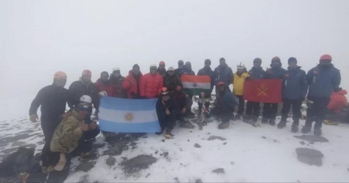 Un jujentildeo hizo historia con el Ejeacutercito al conquistar una cumbre del Himalaya