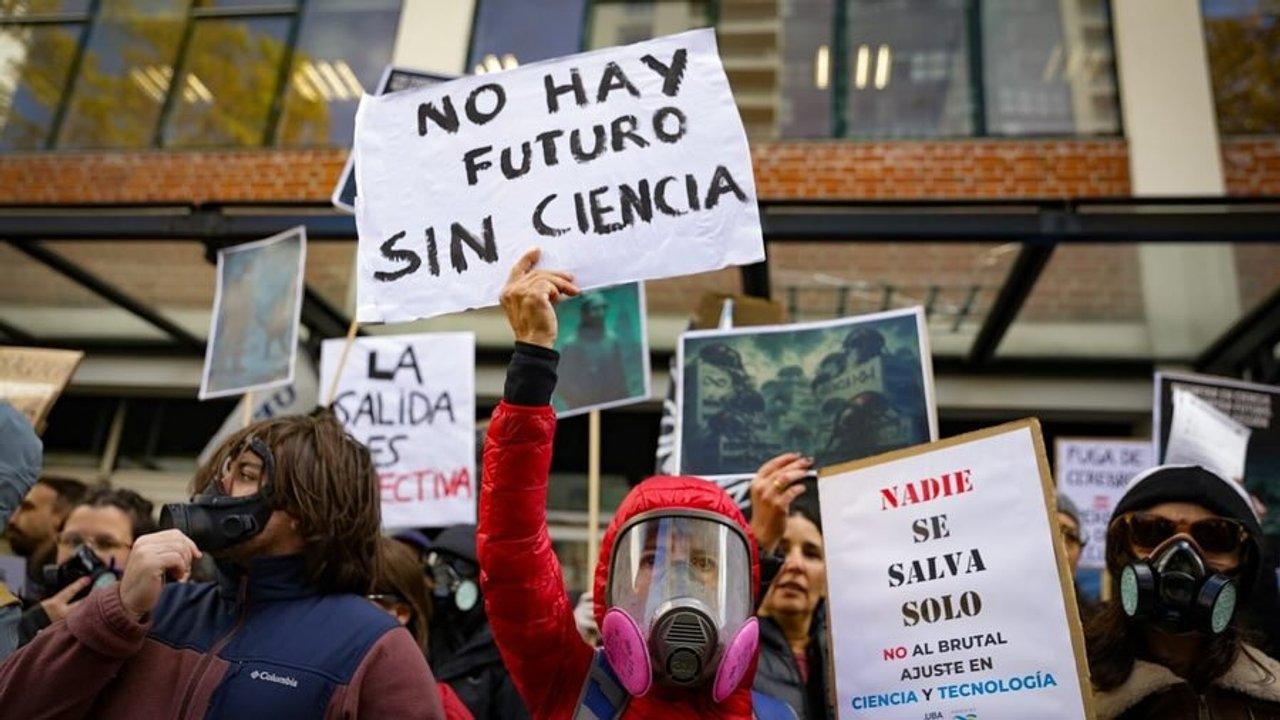 Comienza el paro de 48 horas de trabajadores y cientiacuteficos del CONICET