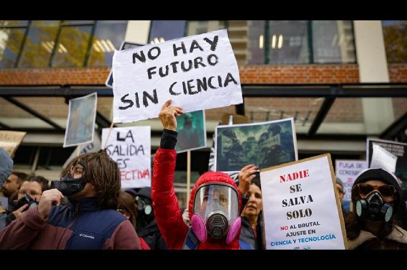 Comienza el paro de 48 horas de trabajadores y cientiacuteficos del CONICET