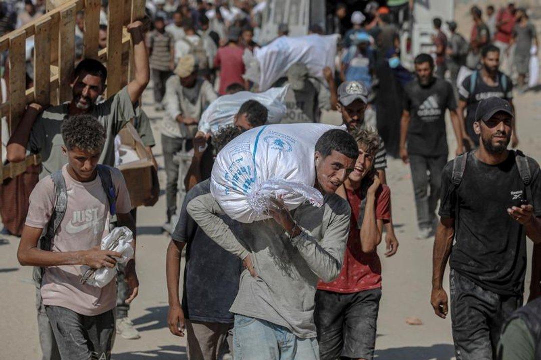 La desesperacioacuten por obtener alimentos ahonda la tragedia en Gaza- 20 muertos en un asalto a camiones