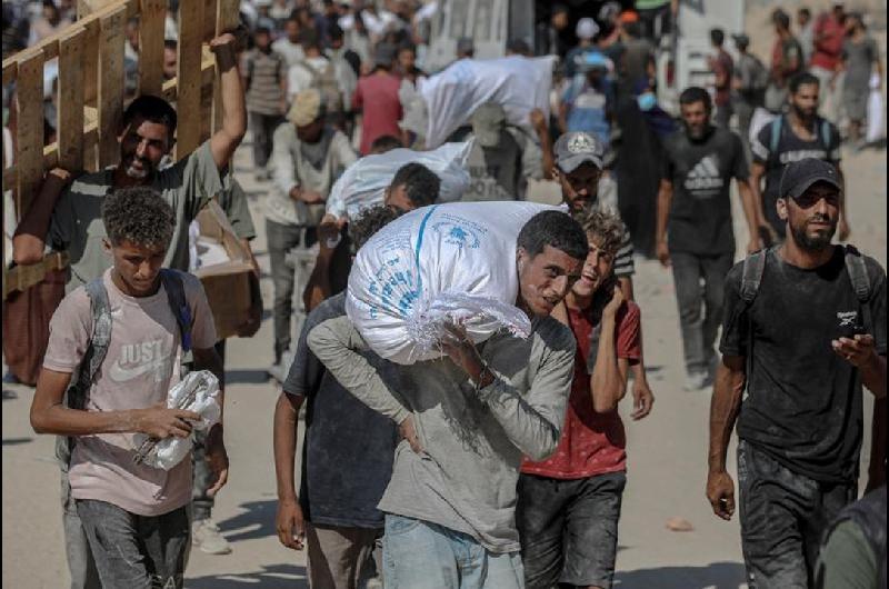 La desesperacioacuten por obtener alimentos ahonda la tragedia en Gaza- 20 muertos en un asalto a camiones