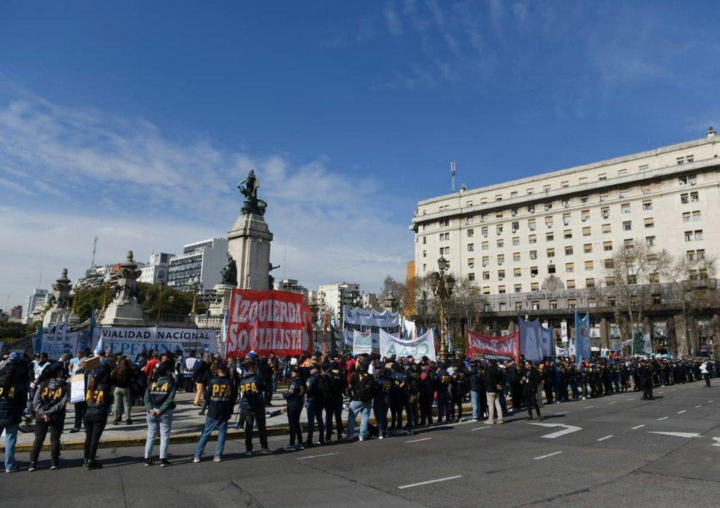 Corridas gases lacrimoacutegenos y un camioacuten hidrante en la marcha de jubilados en el Congreso
