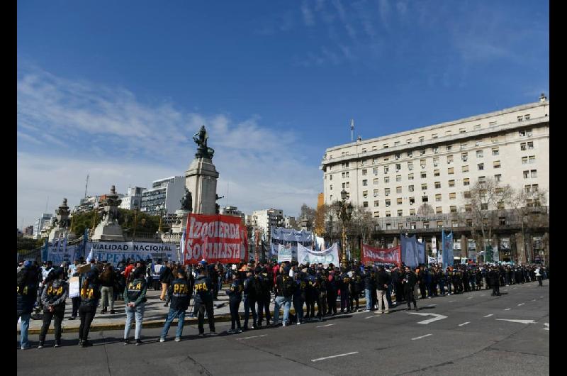Corridas gases lacrimoacutegenos y un camioacuten hidrante en la marcha de jubilados en el Congreso