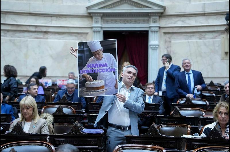 El cartel que se roboacute la sesioacuten- Esteban Pauloacuten se burloacute del pacto PRO-LLA con una foto de Macri pastelero