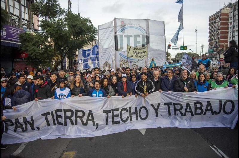 La CGT las CTA y los movimientos sociales se unen en una masiva marcha contra el Gobierno