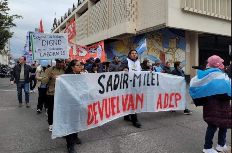 Docentes municipales y personal de salud se manifestaron
