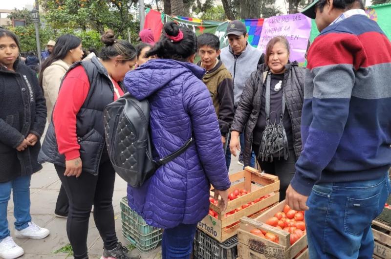 Tomatazo en Plaza Belgrano- productores de Fraile Pintado visibilizan su reclamo