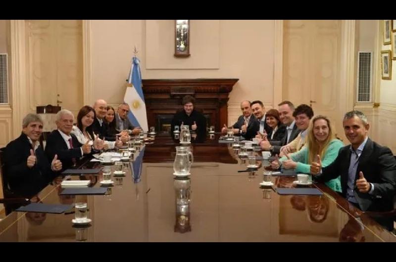 Milei encabezoacute una sorpresiva reunioacuten de Gabinete tras el reveacutes en Diputados