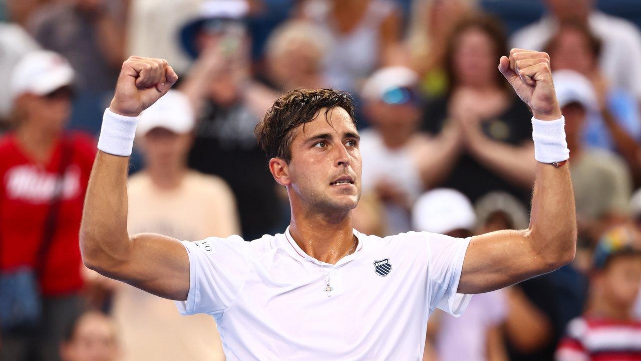 Tomaacutes Etcheverry se impuso a Juncheng Shang y clasificoacute a segunda ronda del Masters de Cincinnati
