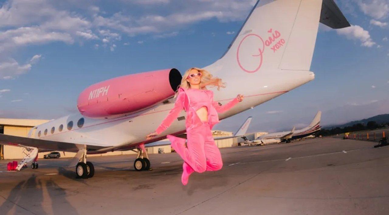 Coacutemo es el lujoso jet privado de Paris Hilton
