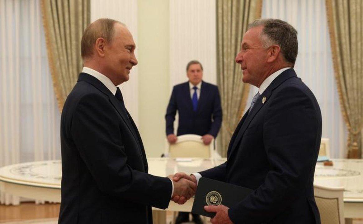 Trump y Putin buscan reunirse la proacutexima semana