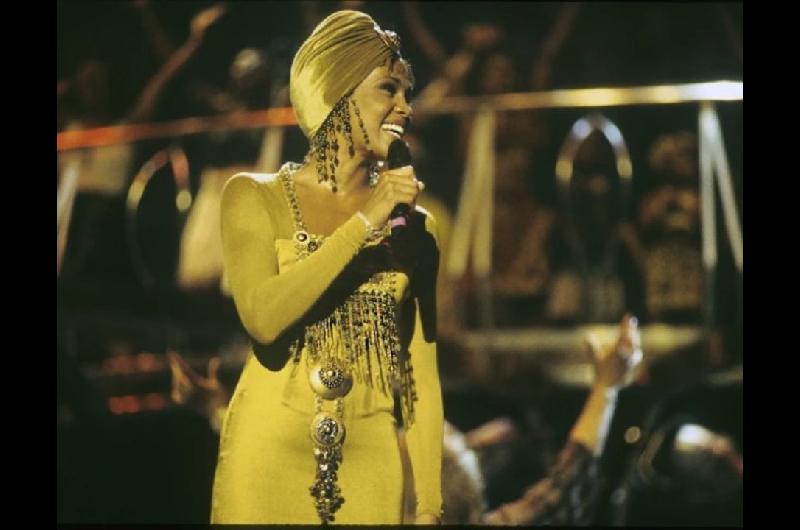 Desde el premio por la cancioacuten de El Guardaespaldas hasta vestidos- la subasta de objetos de Whitney Houston
