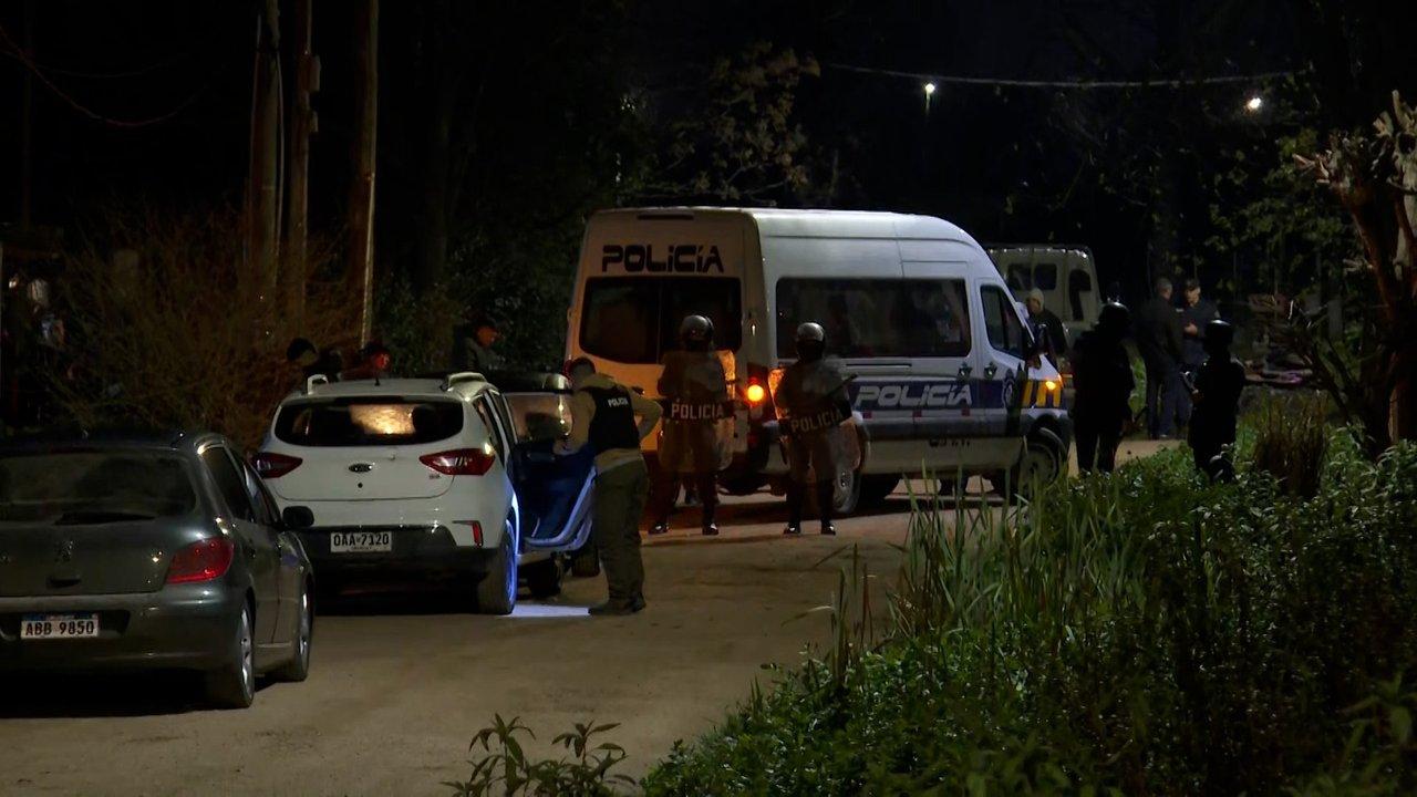 Un policiacutea uruguayo hincha de Pentildearol asesinoacute a dos hinchas de Nacional