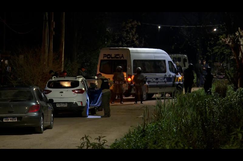 Un policiacutea uruguayo hincha de Pentildearol asesinoacute a dos hinchas de Nacional