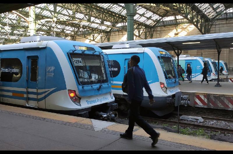 Pausa en la privatizacioacuten de trenes- el Gobierno ahora invertiraacute maacutes de 50000 millones en obras
