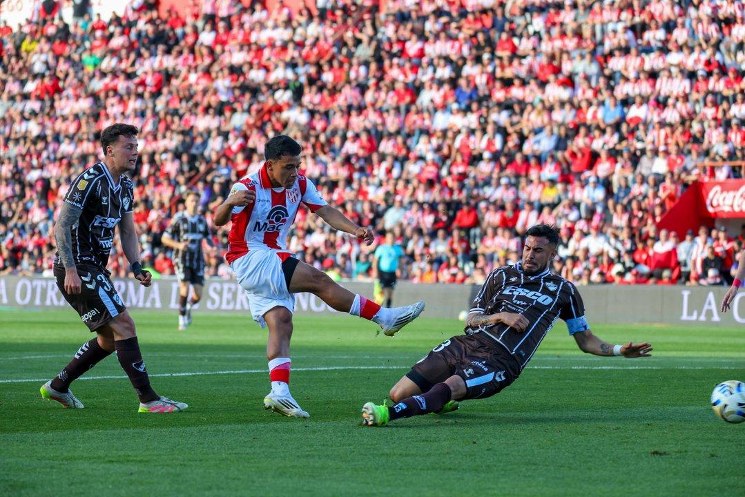 Con poleacutemica Platense se lo empatoacute a Instituto por 1-1 en el uacuteltimo minuto