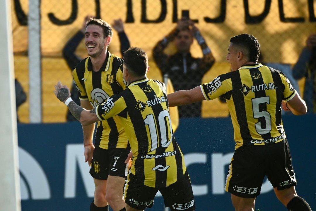 Deportivo Madryn le ganoacute a San Martiacuten por 3-1 y sigue liderando la zona A de la Primera Nacional