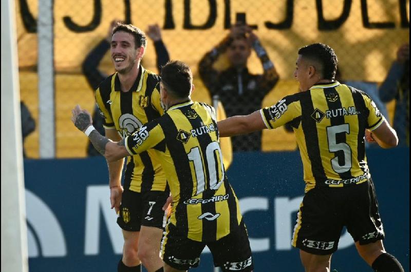 Deportivo Madryn le ganoacute a San Martiacuten por 3-1 y sigue liderando la zona A de la Primera Nacional