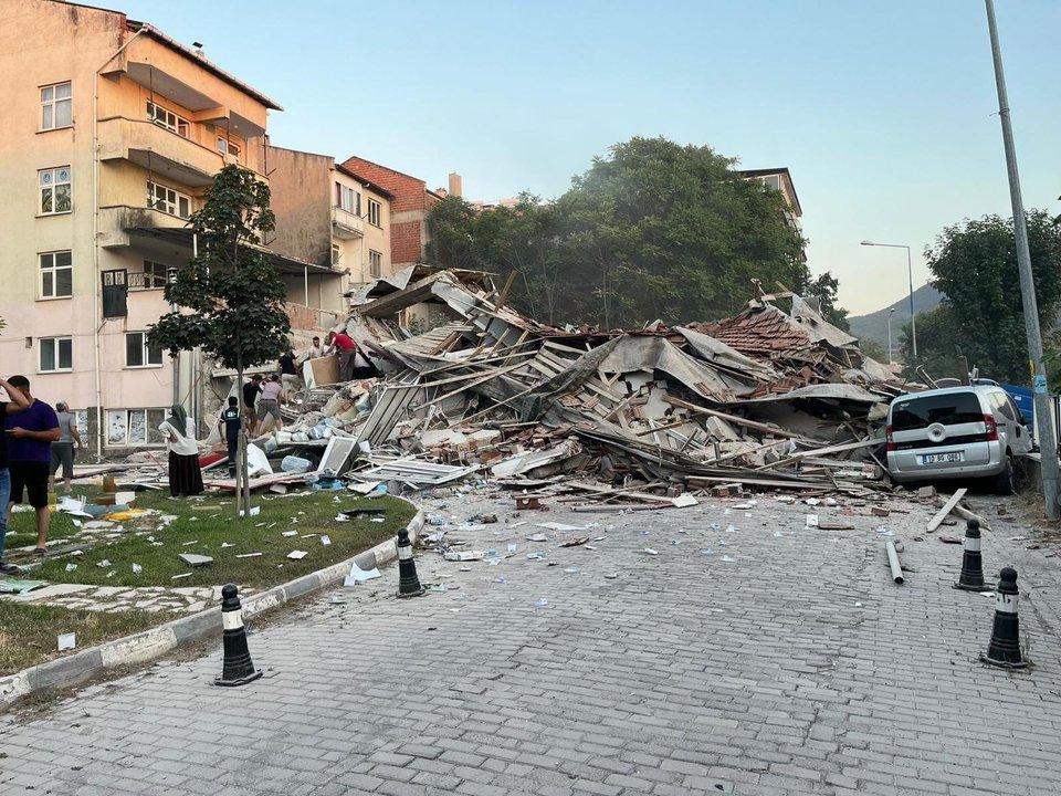 Un sismo de magnitud 61 deja un muerto y 29 heridos en el noroeste de Turquiacutea