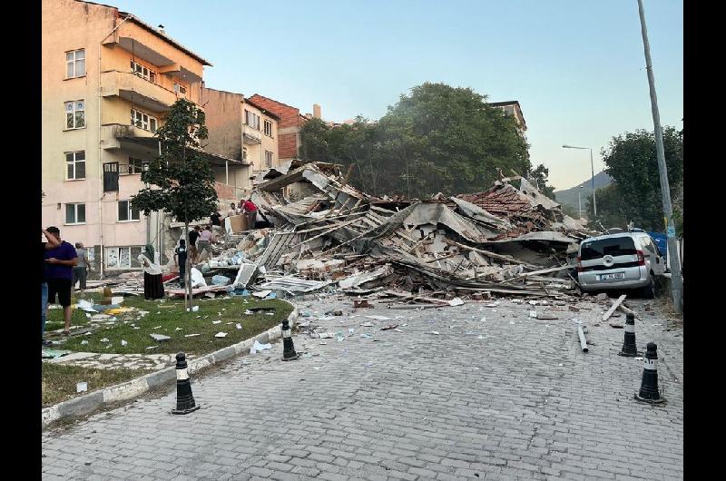 Un sismo de magnitud 61 deja un muerto y 29 heridos en el noroeste de Turquiacutea