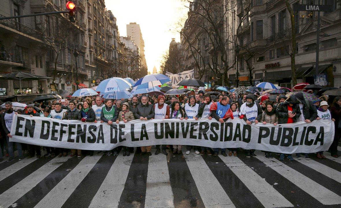 Docentes y no docentes de la UBA inician hoy un paro por recomposicioacuten salarial