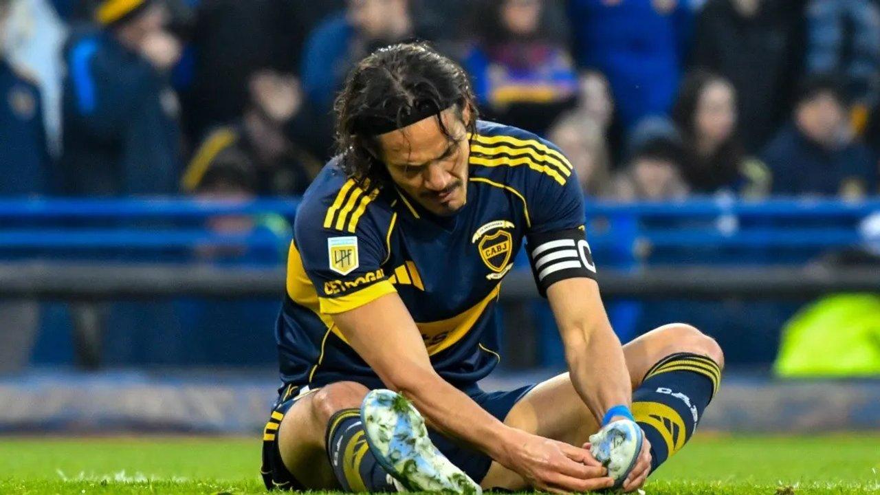 iquestCavani juega porque es amigo de Riquelme Un periodista histoacuterico dice que su inclusioacuten fue rara